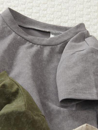 SHEIN 3 قطع للأولاد، بدلة تي شيرت بأكمام قصيرة ذات لون واحد غير حقيقي لتصميم بسيط أنيق، قماش ناعم ومريح مناسب للارتداء اليومي العادي، للداخل أو للمدرسة، بأسلوب بسيط يناسب أي مناسبة، مناسب للصيف