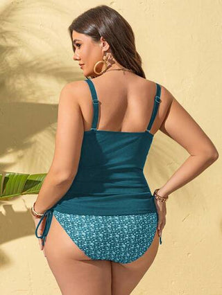 Swim Lushoire توب أسود كبير الحجم مع ربطة جانبية وأربطة سباغيتي، يزوج مع جزء سفلي بطبعات زهور أسود وأبيض على شكل مثلث، طراز محافظ للاستخدام اليومي والعطلات