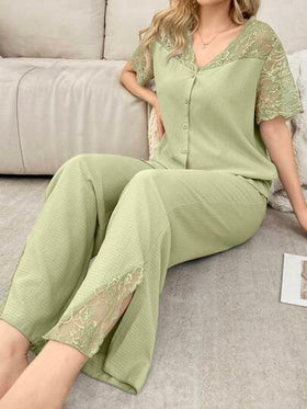 SHEIN مجموعة بيجامة أكمام قصيرة كتف مفتوح شبه شفافة مع وصلة من الدانتيل