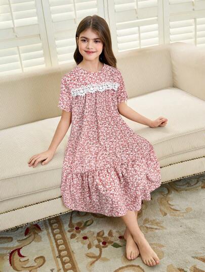 بيجاما فستان فضفاض للراحة واليومي للمراهقات بنقشة الأزهار الصغيرة البسيطة، فتحة رقبة دائرية، أكمام قصيرة، بحافة كشكشة لدار موزيمود