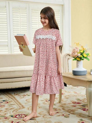 بيجاما فستان فضفاض للراحة واليومي للمراهقات بنقشة الأزهار الصغيرة البسيطة، فتحة رقبة دائرية، أكمام قصيرة، بحافة كشكشة لدار موزيمود