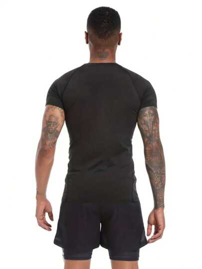 Manfinity Sport Corelite تي شيرت رياضي للرجال بأكمام راجلان قصيرة بطبعة جوتيك، مناسب للياقة البدنية والتمارين اليومية