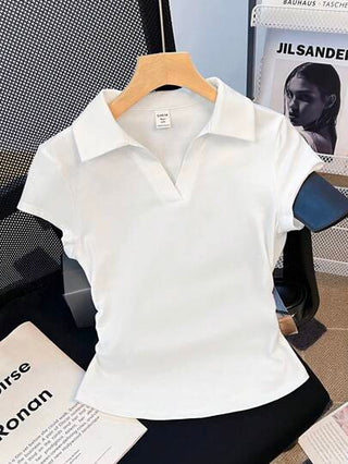 ملابس بناتي تي شيرت بولو أبيض قصير الأكمام ذو رقبة على شكل v مناسب للمراهقات، تصميم عصري، مناسب للصيف، قصير الطول، قصة ضيقة، طلة نظيفة