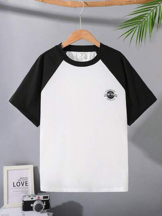 SHEIN تي شيرت تي شيرت كاجوال ذو أكمام رغلان مطبوع بشعار مناسب للمراهقين ذو رقبة دائرية، أكمام قصيرة، مناسب للربيع والصيف، للأنشطة الخارجية، المدرسة، التصوير الشوارعي، الحفلات والارتداء اليومي
