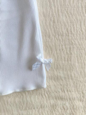 SHEIN Vintaside Kids مجموعة 3 قطع للبنات الرضع 0-3 سنوات، ملابس ربيعية وصيفية كاجوال رياضية من الأنسجة المحبوكة والمرنة بألوان صلبة، تتكون من شورت مناسب للارتداء داخل المنزل وخارجه