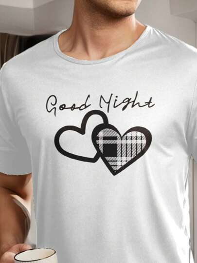 طقم بيجامة رجالي، يشمل بنطال مربعات والقميص الأبيض قصير الأكمام مع طباعة قلب "Good Night"