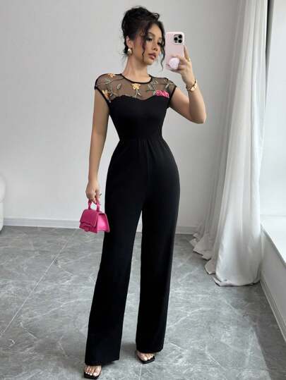 SHEIN PETITE جمبسوت سيدات عملية وأنيقة بسروال بنطلون, بدون أشرطة وبياقة مستديرة, مزينة بتطريز زهري ملون, من خامة سوداء, مناسبة للربيع والصيف