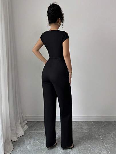 SHEIN PETITE جمبسوت سيدات عملية وأنيقة بسروال بنطلون, بدون أشرطة وبياقة مستديرة, مزينة بتطريز زهري ملون, من خامة سوداء, مناسبة للربيع والصيف