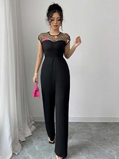 SHEIN PETITE جمبسوت سيدات عملية وأنيقة بسروال بنطلون, بدون أشرطة وبياقة مستديرة, مزينة بتطريز زهري ملون, من خامة سوداء, مناسبة للربيع والصيف