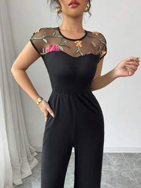 SHEIN PETITE جمبسوت سيدات عملية وأنيقة بسروال بنطلون, بدون أشرطة وبياقة مستديرة, مزينة بتطريز زهري ملون, من خامة سوداء, مناسبة للربيع والصيف