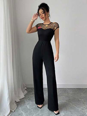 SHEIN PETITE جمبسوت سيدات عملية وأنيقة بسروال بنطلون, بدون أشرطة وبياقة مستديرة, مزينة بتطريز زهري ملون, من خامة سوداء, مناسبة للربيع والصيف