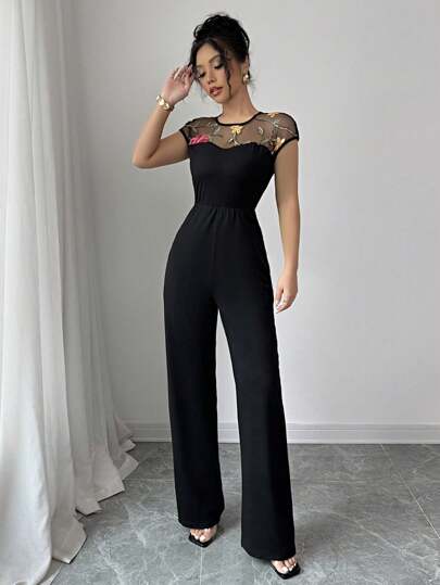 SHEIN PETITE جمبسوت سيدات عملية وأنيقة بسروال بنطلون, بدون أشرطة وبياقة مستديرة, مزينة بتطريز زهري ملون, من خامة سوداء, مناسبة للربيع والصيف