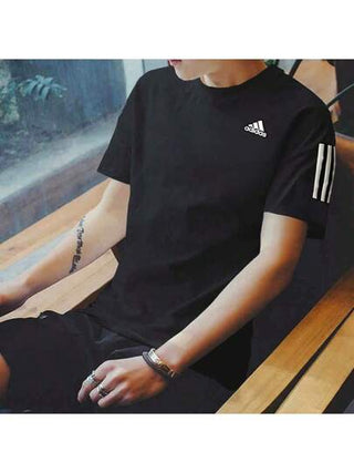 Adidas تي شيرت رجالي بياقة دائرية بأكمام قصيرة للربيع والصيف،ملابس رياضية وتدريبات ركض وليزر وياقة مريحة، خفيفة وقابلة للتنفس بخطوط ثلاثية، رمز H58591