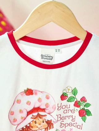 تيشيرتات بناتي Strawberry Shortcake X  بلوزة كاجوال قصيرة الأكمام للفتيات ذوات العقد العشرينيات (التوين) بطباعة فتاة الزنجبيل والفراولة التي تمثل أسلوب الفترة، مناسبة للربيع والصيف