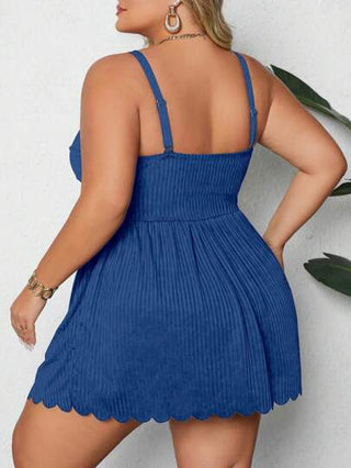 SHEIN CURVE+ مجموعة ملابس سباحة تانكيني بحجم كبير للنساء، بلون أحادي بدون أكمام مع تنورة، أسلوب عطلة عادي