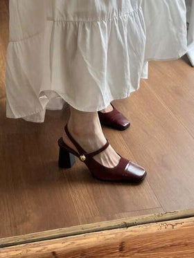 أحذية ماري جين ذات الكعب العالي بطراز فرنسي قديم باللون البرغندي، وصول جديد لربيع 2025، أحذية فريدة بتصميم مربع للكعب السميك وبدون كعب خلفي وحزام، أحذية جلدية صغيرة بطراز قديم، أحذية كعب للنساء