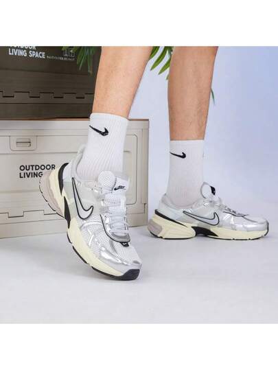حذاء نايك الرجالي V2K RUN خفيف الوزن قابل للتنفس بتصميم رجعي للجري، أحذية رياضية كاجوال ذات تصميم ضخم، وصول جديد ربيع 2026 HJ4497-100