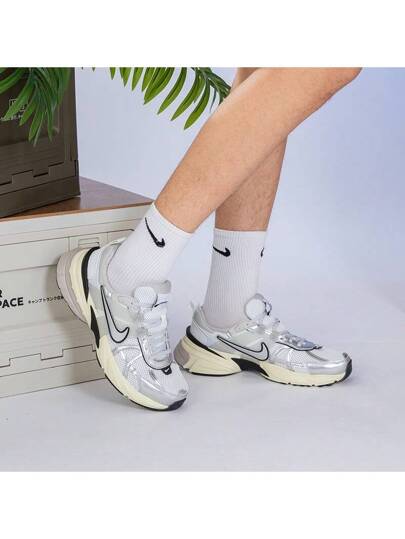 حذاء نايك الرجالي V2K RUN خفيف الوزن قابل للتنفس بتصميم رجعي للجري، أحذية رياضية كاجوال ذات تصميم ضخم، وصول جديد ربيع 2026 HJ4497-100