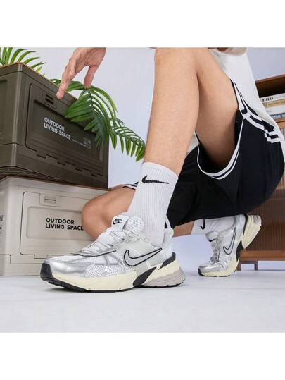 حذاء نايك الرجالي V2K RUN خفيف الوزن قابل للتنفس بتصميم رجعي للجري، أحذية رياضية كاجوال ذات تصميم ضخم، وصول جديد ربيع 2026 HJ4497-100