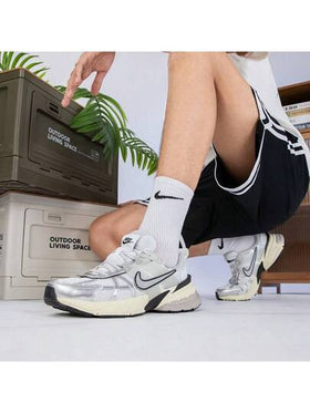 حذاء نايك الرجالي V2K RUN خفيف الوزن قابل للتنفس بتصميم رجعي للجري، أحذية رياضية كاجوال ذات تصميم ضخم، وصول جديد ربيع 2026 HJ4497-100
