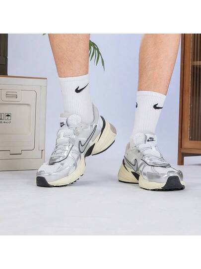 حذاء نايك الرجالي V2K RUN خفيف الوزن قابل للتنفس بتصميم رجعي للجري، أحذية رياضية كاجوال ذات تصميم ضخم، وصول جديد ربيع 2026 HJ4497-100