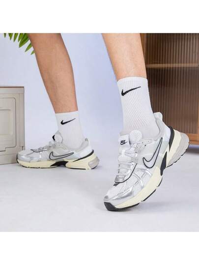 حذاء نايك الرجالي V2K RUN خفيف الوزن قابل للتنفس بتصميم رجعي للجري، أحذية رياضية كاجوال ذات تصميم ضخم، وصول جديد ربيع 2026 HJ4497-100