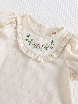 Cozy Pixies مجموعة تتكون من قطعتين (ملابس علوية وشورت) للفتيات الصغيرات بطبعة زهور، بأكمام قصيرة منتفخة وذيل مكرمش عند الرقبة، وشورت مطاطي الخصر