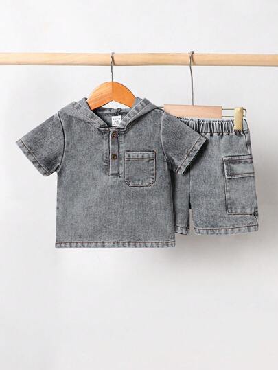 SHEIN Playful Pals مجموعة ملابس أطفال بنين كاجوال للربيع / الصيف: هودي جينز مغسول بجيب زر وشورت جينز مغسول بخصر مطاطي، مريحة، ملابس أطفال، ملابس أطفال صغار، مجموعة ملابس رضع بنين،6 أشهر - 3 سنوات، ربيع / صيف