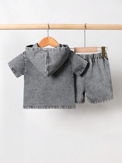SHEIN Playful Pals مجموعة ملابس أطفال بنين كاجوال للربيع / الصيف: هودي جينز مغسول بجيب زر وشورت جينز مغسول بخصر مطاطي، مريحة، ملابس أطفال، ملابس أطفال صغار، مجموعة ملابس رضع بنين،6 أشهر - 3 سنوات، ربيع / صيف