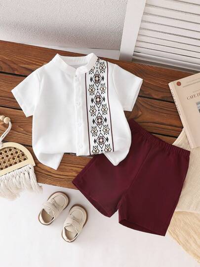 SHEIN مجموعة تيشيرت وشورت مطبوع عليهما رسوم كارتونية جذابة من قطعتين للأطفال الصغار ، مناسبة للصيف