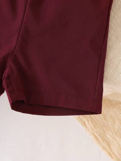 SHEIN مجموعة تيشيرت وشورت مطبوع عليهما رسوم كارتونية جذابة من قطعتين للأطفال الصغار ، مناسبة للصيف