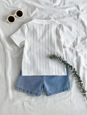 SHEIN Vintaside Kids طقم صيفي أنيق ومتعدد الاستخدامات للأولاد الرضع، يتكون من ملابس علوية قصيرة الأكمام بياقة عادية وشورت جينز عصري، مناسب للارتداء اليومي، والتخييم العائلي، وتناول الطعام، أو التسوق.
