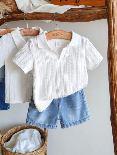 SHEIN Vintaside Kids طقم صيفي أنيق ومتعدد الاستخدامات للأولاد الرضع، يتكون من ملابس علوية قصيرة الأكمام بياقة عادية وشورت جينز عصري، مناسب للارتداء اليومي، والتخييم العائلي، وتناول الطعام، أو التسوق.