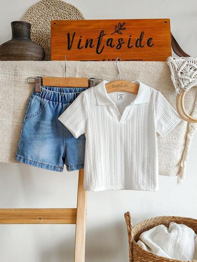 SHEIN Vintaside Kids طقم صيفي أنيق ومتعدد الاستخدامات للأولاد الرضع، يتكون من ملابس علوية قصيرة الأكمام بياقة عادية وشورت جينز عصري، مناسب للارتداء اليومي، والتخييم العائلي، وتناول الطعام، أو التسوق.