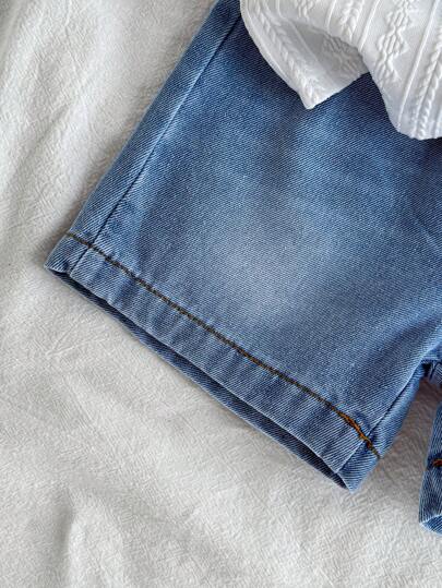 SHEIN Vintaside Kids طقم صيفي أنيق ومتعدد الاستخدامات للأولاد الرضع، يتكون من ملابس علوية قصيرة الأكمام بياقة عادية وشورت جينز عصري، مناسب للارتداء اليومي، والتخييم العائلي، وتناول الطعام، أو التسوق.