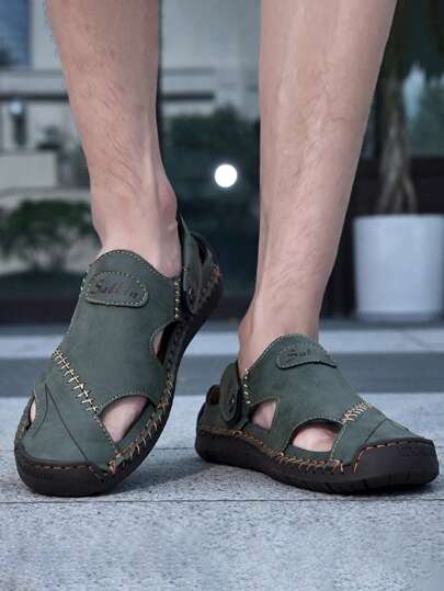 Salkin صنادل صيفية رجالية جديدة مصممة يدويًا، مغلقة الأصبع متعددة الوظائف، بنعل مستقر مريح، مشبك خلفي، مسطحة، مقاومة للإنزلاق وقوية للاستخدام اليومي والخارجي والشاطئ والصيد والمشي. مصنوعة من جلد ناعم سريع الجفاف مريح.