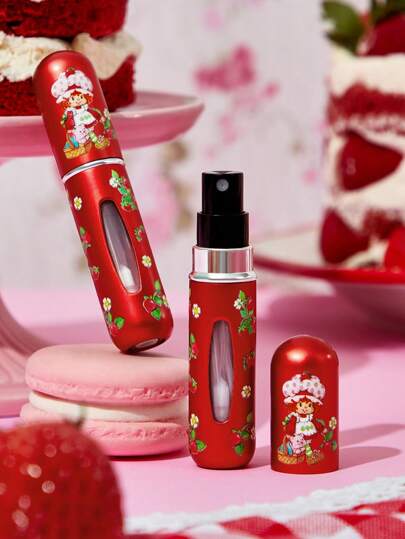 Strawberry Shortcake X SHEIN زجاجة رش كرتونية بحجم 5 مل/0.2 أوقية بطبعة فراولة محلاة، قابلة للتعبئة من الأسفل للسوائل، يمكن استخدامها لحفظ العطور ومياه العناية بالبشرة والمنتجات السائلة الأخرى، جسم مدمج للحمل بسهولة