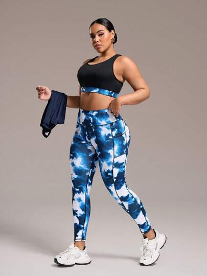 SHEIN Sport Studio مجموعة رياضية قياس كبير قطعتين تشمل: توب بلا أكمام ذو لون واحد وسروال ضيق بطباعة صبغ التعادل