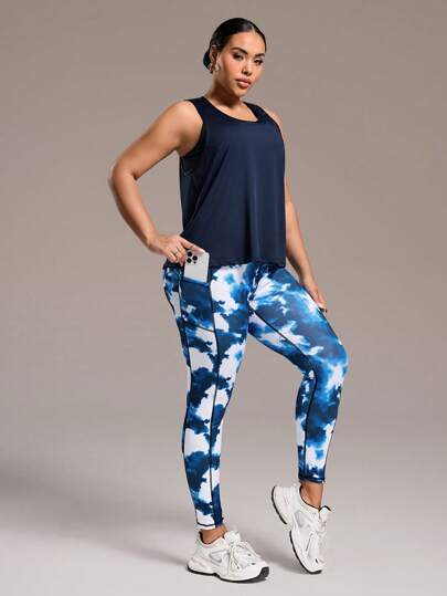 SHEIN Sport Studio مجموعة رياضية قياس كبير قطعتين تشمل: توب بلا أكمام ذو لون واحد وسروال ضيق بطباعة صبغ التعادل