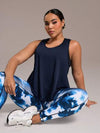 SHEIN Sport Studio مجموعة رياضية قياس كبير قطعتين تشمل: توب بلا أكمام ذو لون واحد وسروال ضيق بطباعة صبغ التعادل