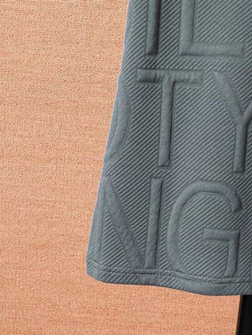 SHEIN تي شيرت متداخل بعنق دائري للأولاد، قصير الأكمام غير مخطط مع شورت، مجموعة من قطعتين، بما في ذلك الحقيبة