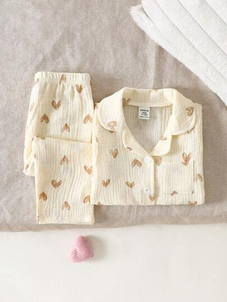 SHEIN 2 قطعة/مجموعة بناطيل وأعلى للبيبي البنت حديث الولادة ذات طبعة قلب بسيطة على قاعدة بيضاء، ملابس منزلية عادية