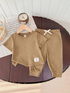 SHEIN طقم للطفل الصبي مكون من قطعتين بقماش ناعم مرن للغاية، مزين بأزرار، ملابس علوية ذات رقبة دائرية ناعمة وقصيرة الأكمام، وبنطال طويل بخصر مطاطي، مناسب للربيع والصيف والخروجات والعطلات والمدرسة والمنزل
