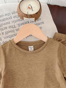 SHEIN طقم للطفل الصبي مكون من قطعتين بقماش ناعم مرن للغاية، مزين بأزرار، ملابس علوية ذات رقبة دائرية ناعمة وقصيرة الأكمام، وبنطال طويل بخصر مطاطي، مناسب للربيع والصيف والخروجات والعطلات والمدرسة والمنزل