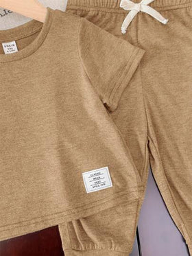 SHEIN طقم للطفل الصبي مكون من قطعتين بقماش ناعم مرن للغاية، مزين بأزرار، ملابس علوية ذات رقبة دائرية ناعمة وقصيرة الأكمام، وبنطال طويل بخصر مطاطي، مناسب للربيع والصيف والخروجات والعطلات والمدرسة والمنزل
