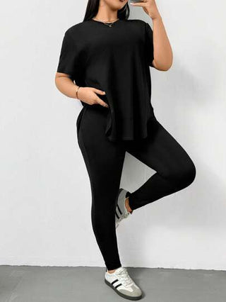 SHEIN Essnce مجموعة بنطلون وتيشرت قطعتين للنساء السمينات ملائمة للربيع والصيف، ملابس رياضية كاجوال مريحة أساسية متعددة الاستخدامات مخففة للحجم، تيشرت أسود قصير الأكمام وبنطلون لفي يِك، ملابس للشارع والمطار والخروج والكنيسة والأحداث الصيفية، أناقة عصرية بس