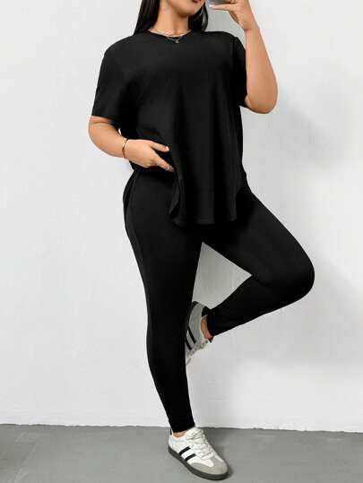 SHEIN Essnce مجموعة بنطلون وتيشرت قطعتين للنساء السمينات ملائمة للربيع والصيف، ملابس رياضية كاجوال مريحة أساسية متعددة الاستخدامات مخففة للحجم، تيشرت أسود قصير الأكمام وبنطلون لفي يِك، ملابس للشارع والمطار والخروج والكنيسة والأحداث الصيفية، أناقة عصرية بس