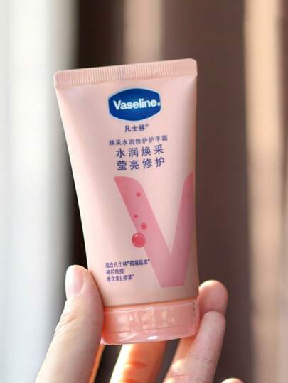 Vaseline كريم اليد فازلين الأبيض الصحي بنياسيناميد 50 مل | نياسيناميد يعمل على إضاءة البشرة ويرطبها ويرطبها بعطر طويل الأمد. مناسب للرجال والنساء ويمكن استخدامه طوال فصول السنة الأربعة.
