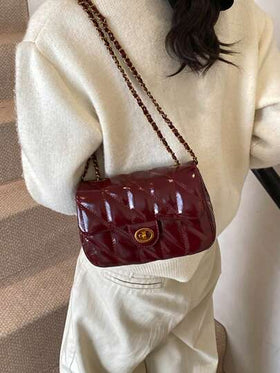 حقيبة كتف كلاسيكية من مادة PU مقاومة للماء بتصميم رقعي ماسي، إغلاق بقفل لولبي، حزام طويل باللون الأحمر ، مناسبة للسفر والتسوق والتنقل والحفلات وغيرها من المناسبات، حقيبة أحمر عصرية