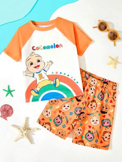 مايوه أولادي CoComelon X  مجموعة سباحة مكونة من قميص أكمام قصيرة وشورت مع طباعة رسم كرتوني لفتى صغير
